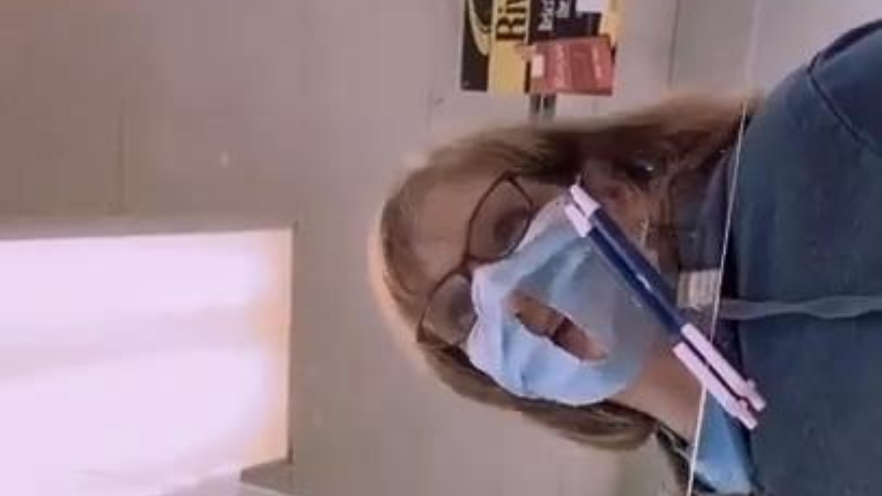 美国女子的奇葩口罩遭吐槽 露出口鼻